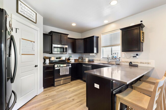 Building Photo - Spacious Two-Story Retreat in South Boise