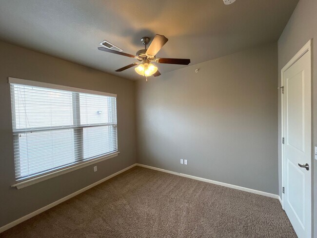 Building Photo - MODERN OPEN 2 BEDROOM, 2 BATH