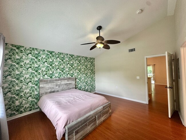 Building Photo - Charming 1-Bedroom Loft-Style Condo in The...