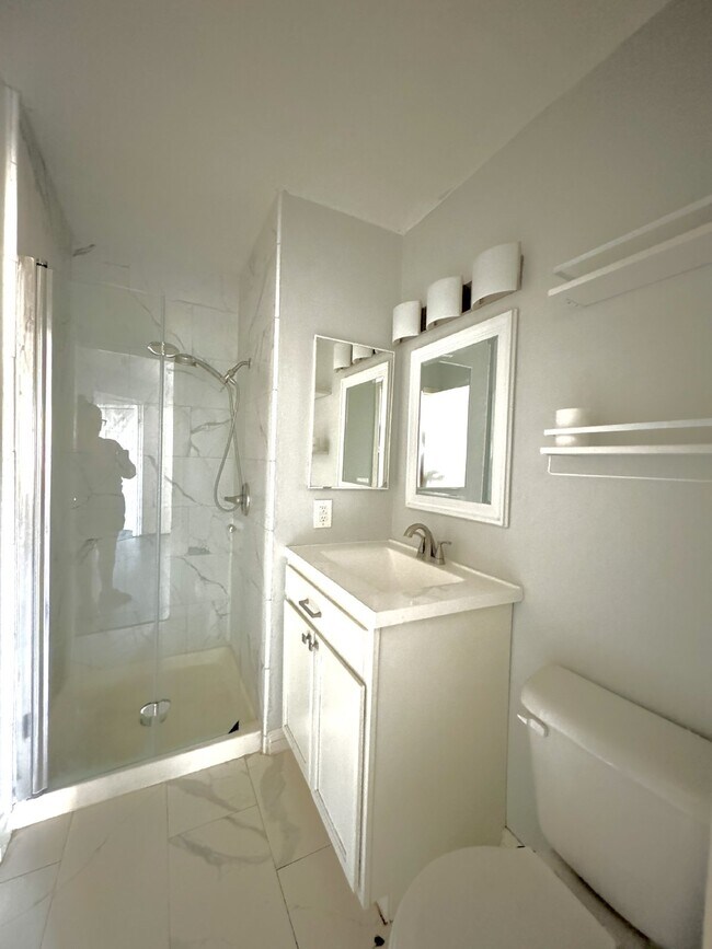 Building Photo - 4BD/3BA Henderson Townhome with Fireplace,...