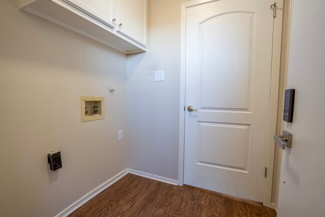 Building Photo - Updated 3-Bedroom Townhome with First-Floor Primary Suite