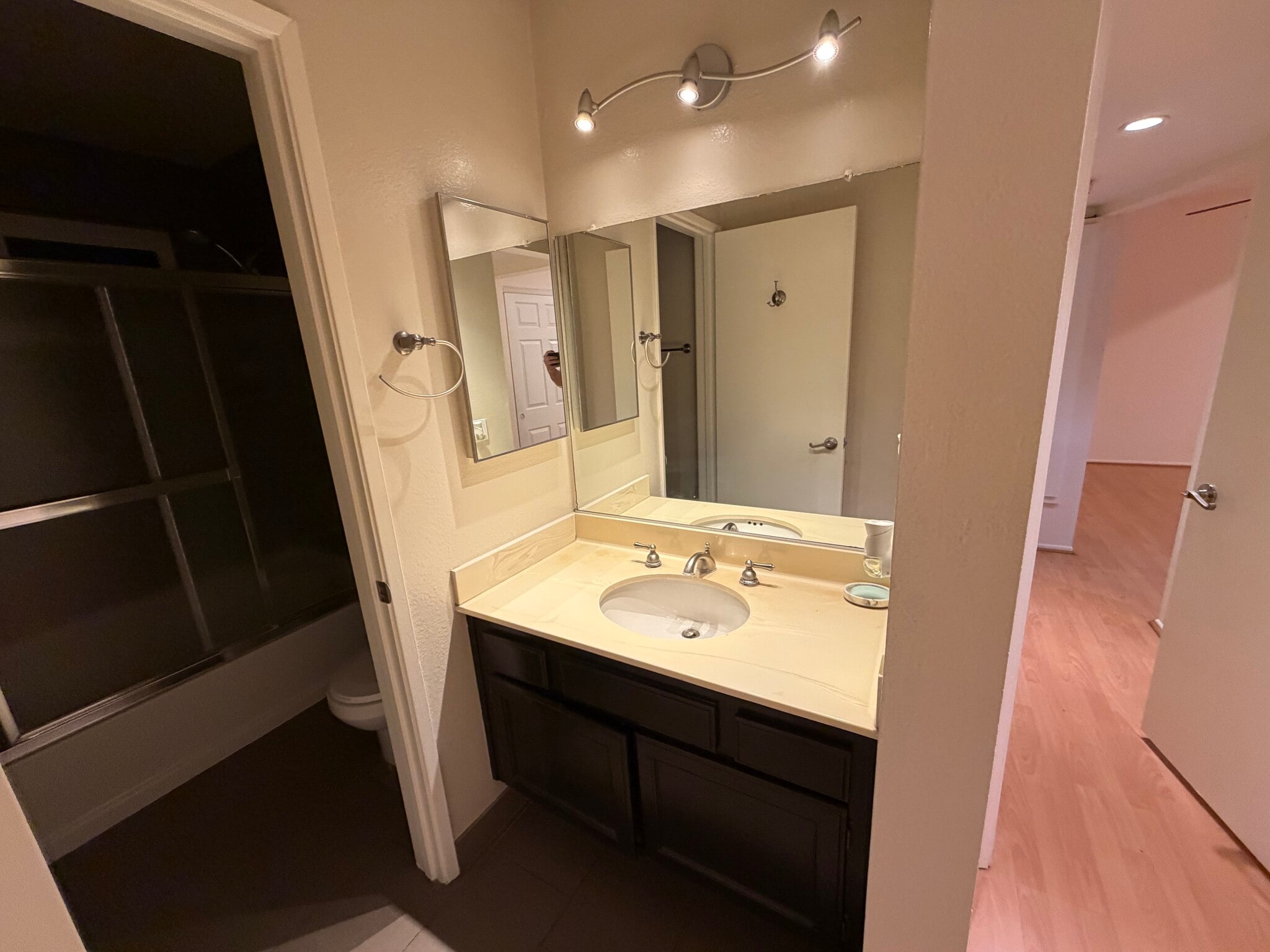 Building Photo - 1523 E Windsor Rd