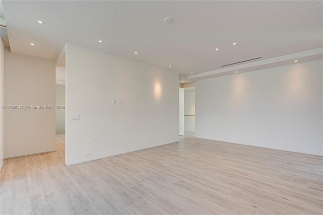 Building Photo - 735 Fernwood Rd