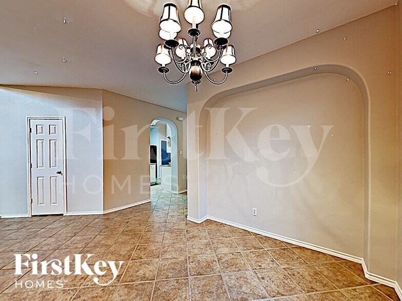 Building Photo - 10805 Middleglen Rd