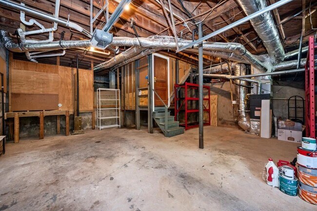 Building Photo - 220 Lakeview Ave NE