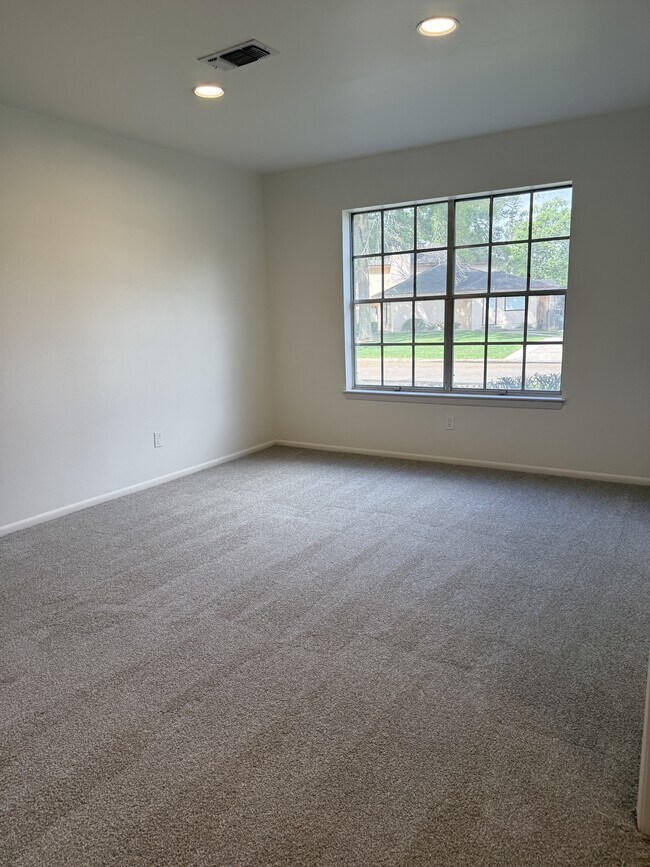 Building Photo - 880 Lockwood Dr