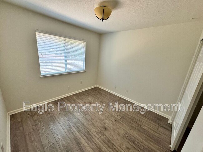 Building Photo - 204 Sapphire Ct