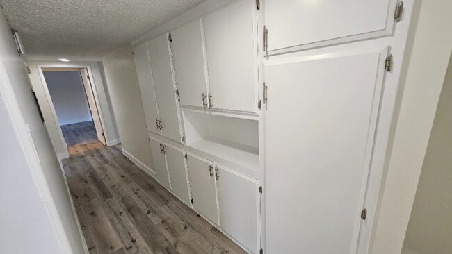 Building Photo - 2130 Beachwood Dr