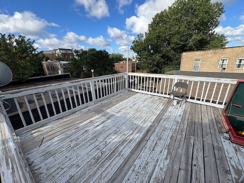 Building Photo - 616 N Paulina St