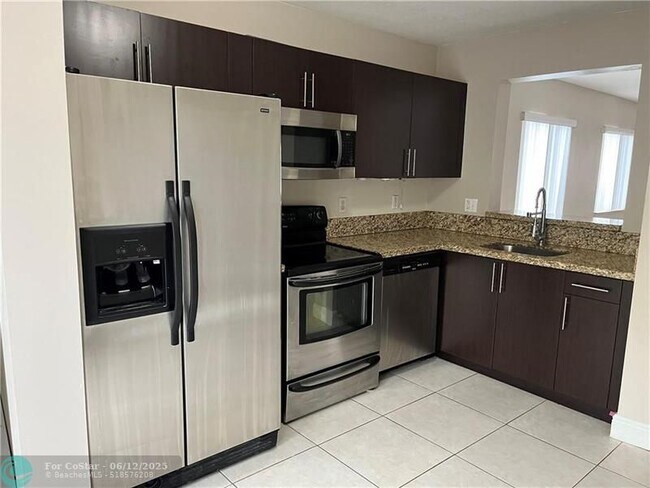 Building Photo - 6255 SW 47th Manor