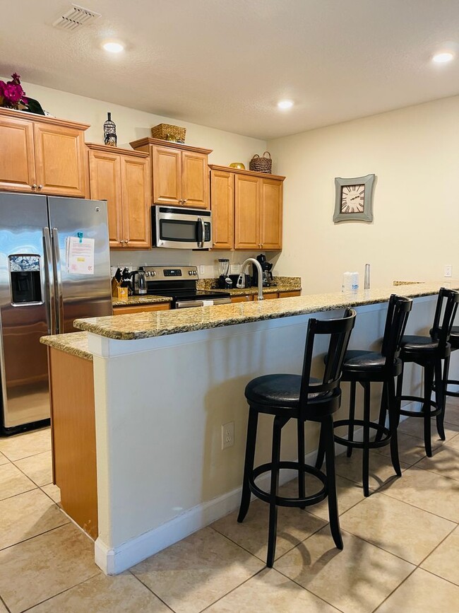 Building Photo - 4 bed 3 bath FULLY FURNISHED in Beautiful ...