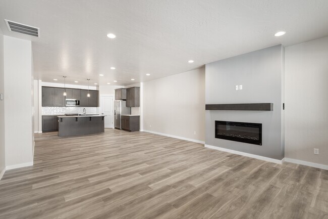 Building Photo - 1319 N Tschirley Rd