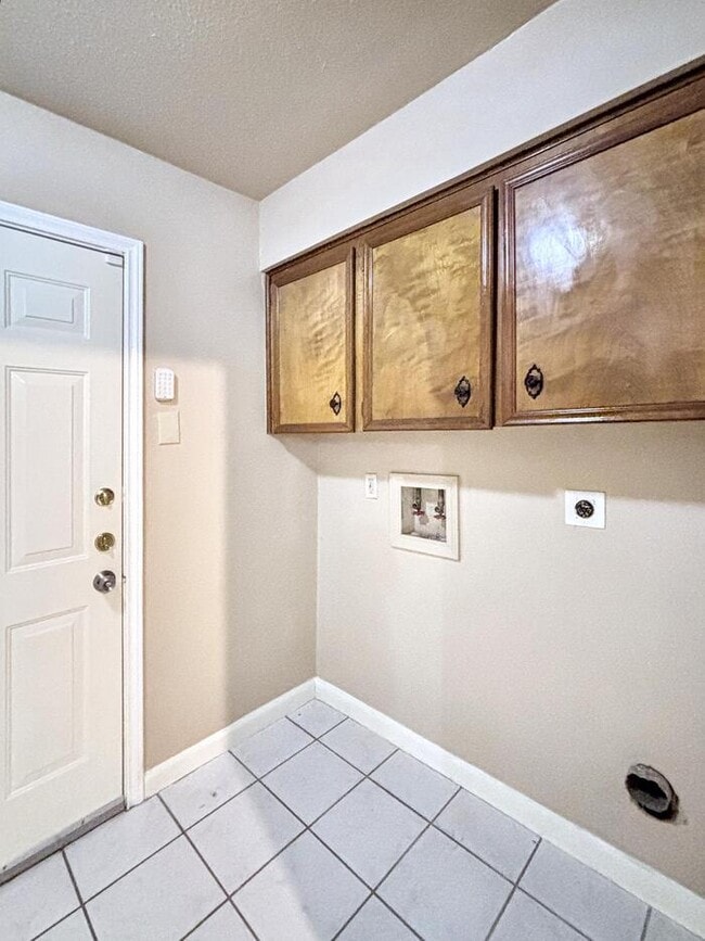 Building Photo - 3-Bedroom, 2-Bathroom Home in Convenient L...