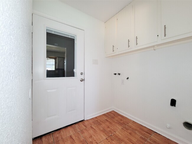 Building Photo - 409 S Travis