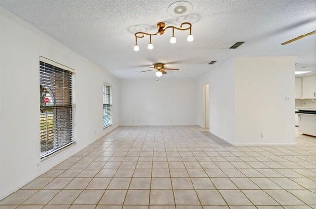 Building Photo - 318 Columbine St