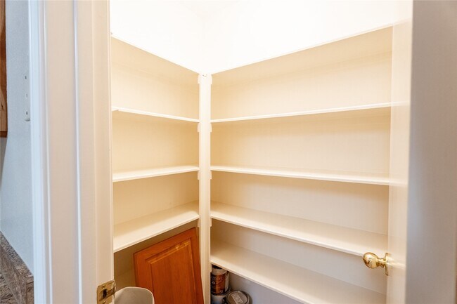 Building Photo - 8051 Bay Branch Dr