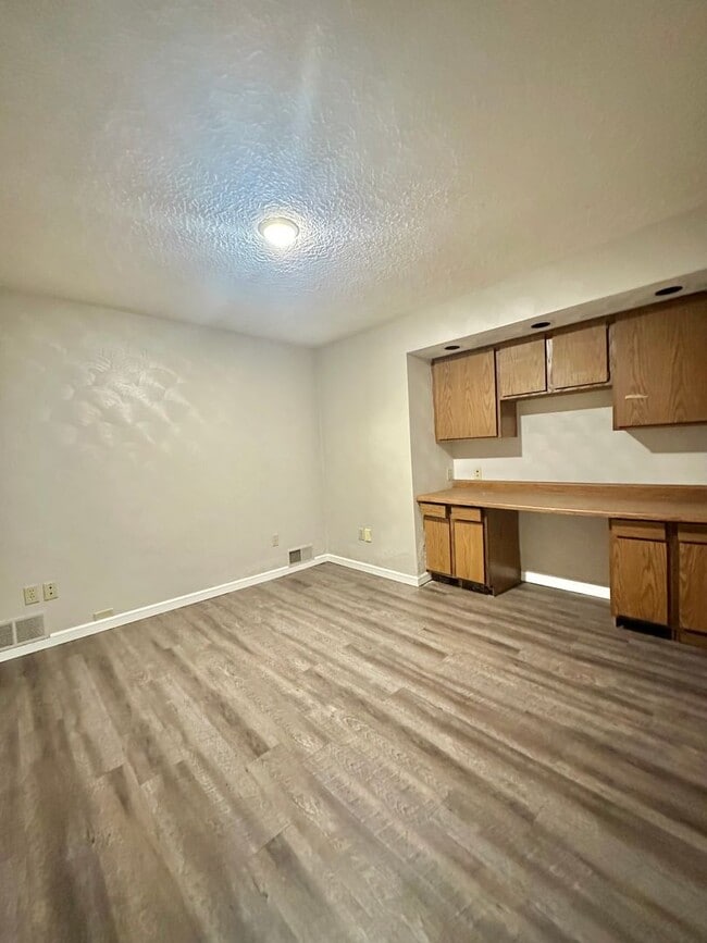 Building Photo - 833 Westmoreland Ave