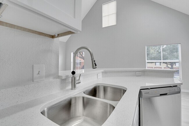 Building Photo - Fully Remodeled 2/2 with Loft in MetroWest...