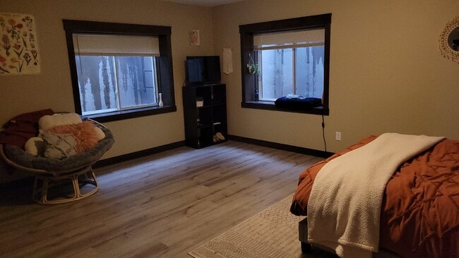 Building Photo - 5 Bed 3 Bath close to UWEC, bike trails, C...