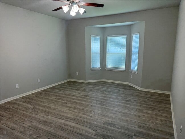 Building Photo - 306 Edgewater Park Dr