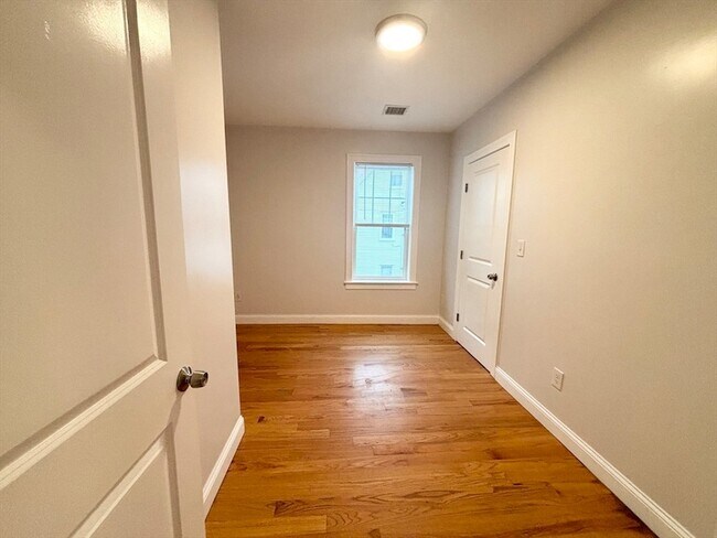 Building Photo - 156 Bow St