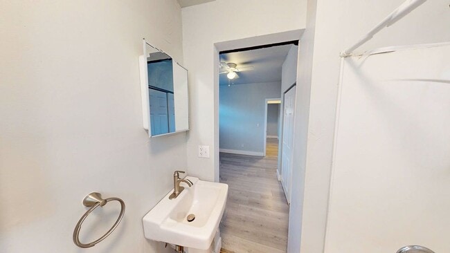 Building Photo - 511 E Deshler Ave