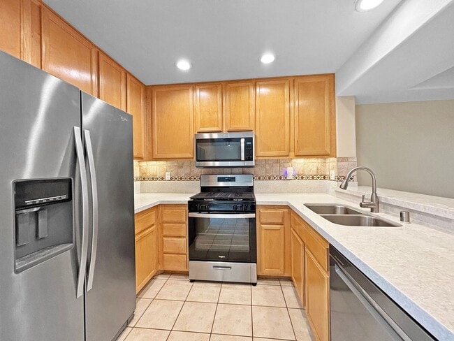 Building Photo - Charming 2BD/2.5BA Townhouse in Bankers Hi...