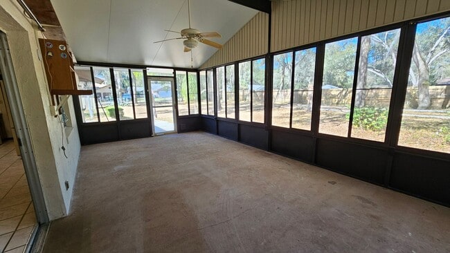 Building Photo - 3 bed, 2 bath 1 car garage