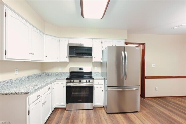 Building Photo - 1008 Hollins College Ct