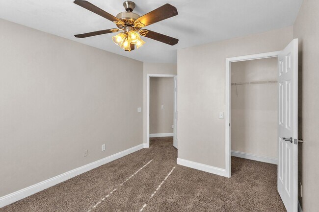 Building Photo - Spacious 3 bedroom 2.5 bath Townhome with 1 car garage