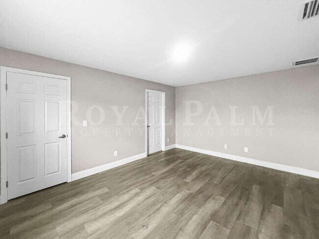 Building Photo - 4BR/2BA Home with High Ceilings, Garage & Large Kitchen Island