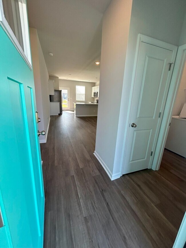 Building Photo - Brand new home with community amenties nes...