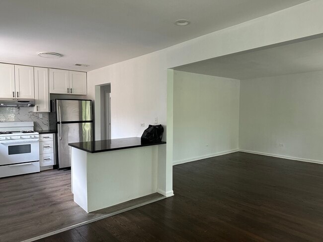 Building Photo - 8638 Trumbull Ave