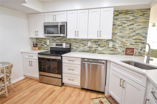 Building Photo - 6021 Bahia Del Mar Cir N