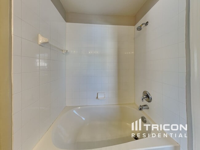 Building Photo - 31333 Heatherstone Dr