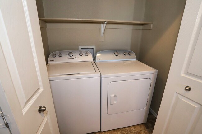 Building Photo - Your Dream Townhome Awaits — Comfort, Styl...