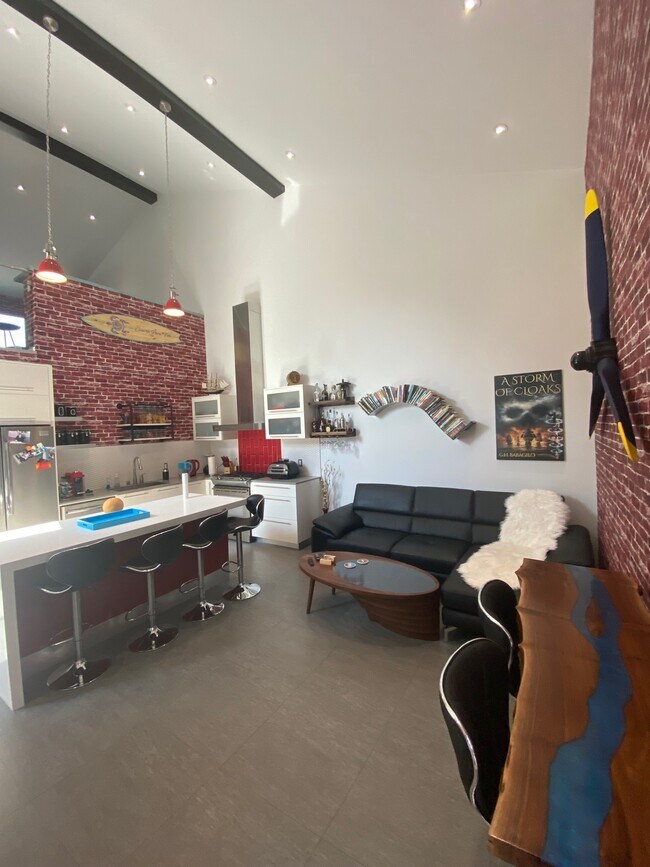 Building Photo - 18003 Tiara St