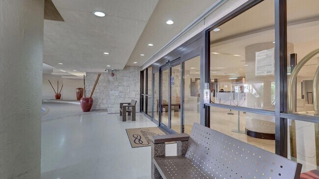 Building Photo - 2555 Collins Ave