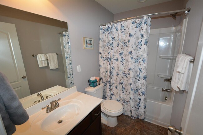 Building Photo - Gorgeous! 3 Bed/2.5 Bath house! Close to I-24! Lawn/Garbage Included!