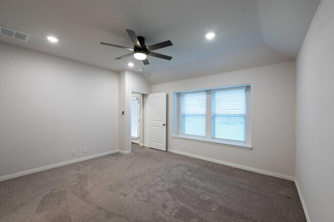 Building Photo - 2089 Egret Ave