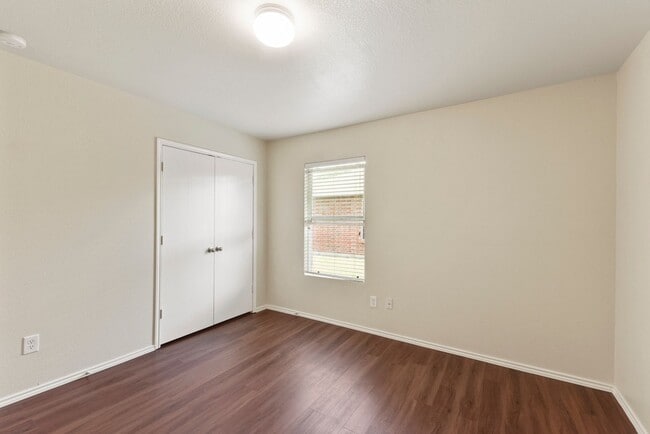 Building Photo - Beautiful 3 bed 2 bath home in Poynter Cro...