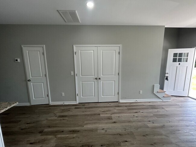 Building Photo - $1995  a Month For Lovely Duplex in Historic Melrose Heights