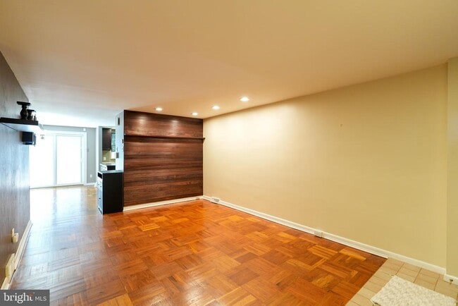 Building Photo - 3161 S Sydenham St