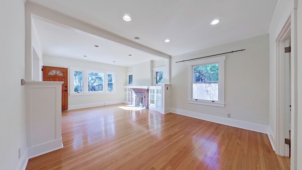 Building Photo - 1915 Las Lunas St