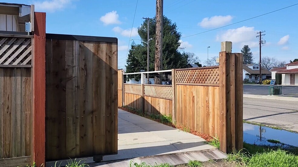 Electric Gate for car - 406 S Laurel St