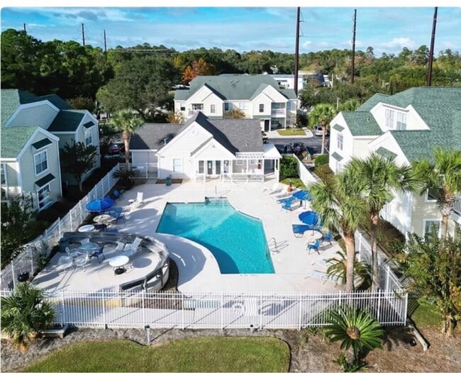 Building Photo - Spacious Three Bedroom Townhome in Old South!