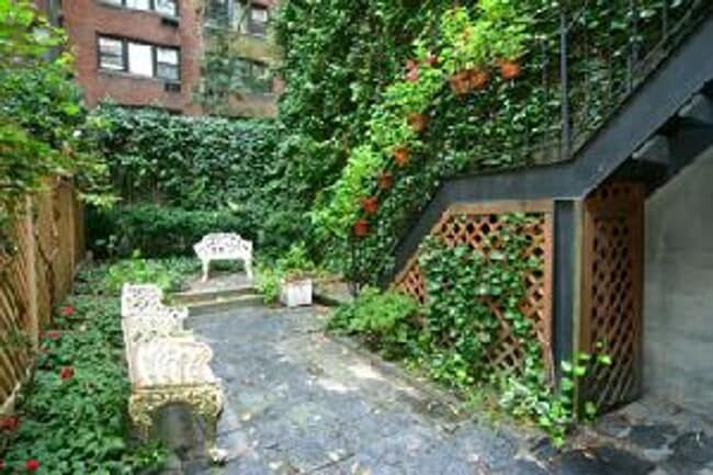 Building Photo - 208 E 78th St