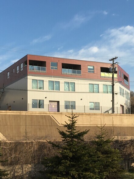 Building Photo - 624 E 1st St