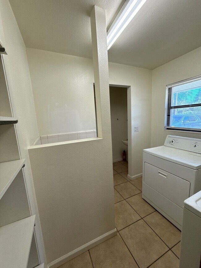 Building Photo - 4 bed/ 2.5 bath home, large yard! Availabl...