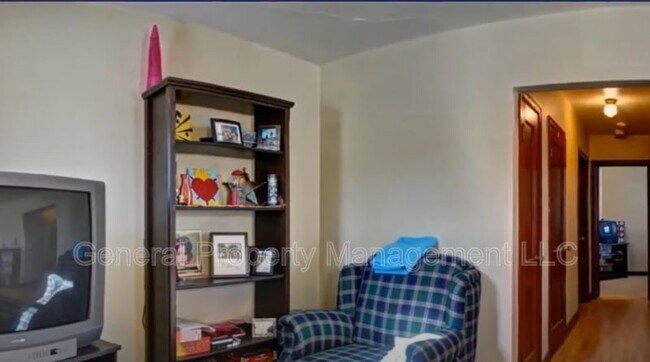 Building Photo - One Bedroom One Bath Unit in Triplex near Downtown and UWEC!